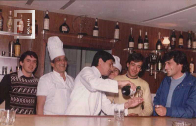 Grupo en barra de cantina