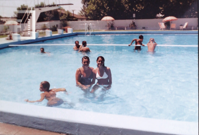 Madre e hija en la pileta Club Social y Deportivo La Emilia