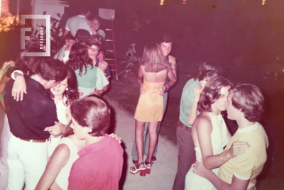 Jóvenes bailando lento 