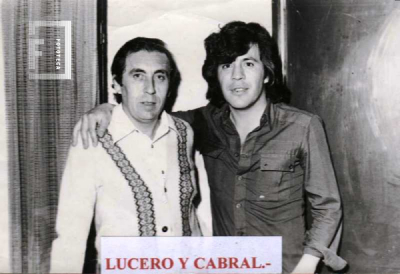 Lucero posando junto a Cabral 