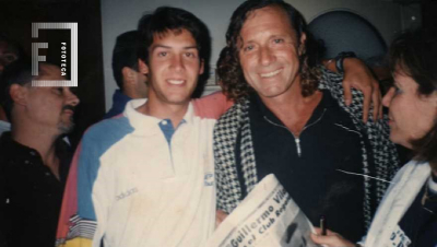 Joven posando junto a Guillermo Vilas 