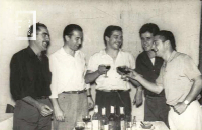 Brindis entre amigos 