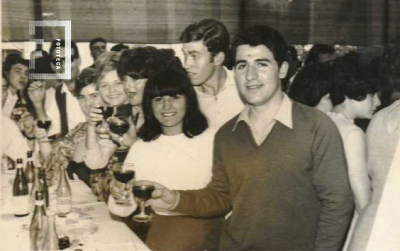 Amigos en una cena 