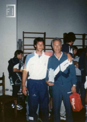 Joven junto a Tony Pena tenista profesional