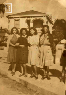 Amigas en el viejo chalet de piedras - La Emilia