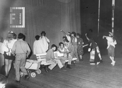 Escuela Municipal de Teatro. Obra //En la plaza//