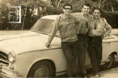 Hombres apoyando en auto