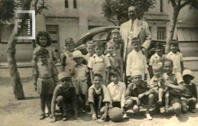 Don Emilio Cordova rodeado de niños 