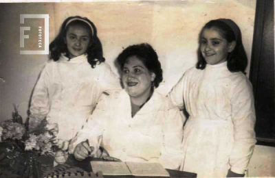 Alumnas y maestra