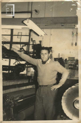 Hombre junto a su máquina 