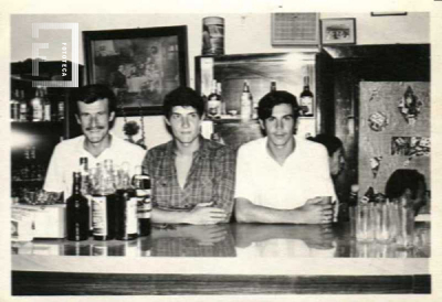 Hombres apoyados en barra 