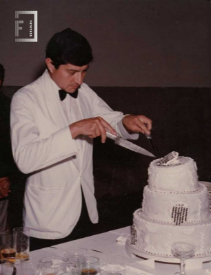 Mozo cortando torta de aniversario