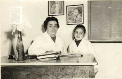 Recuerdo escolar - Maestra y alumna
