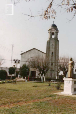 Iglesia y plaza - La Emilia 