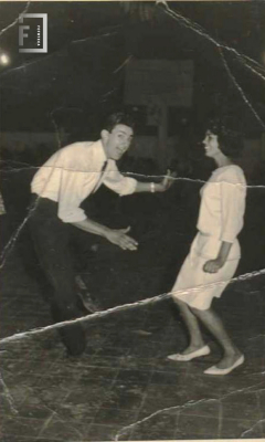 Jóvenes bailando rock