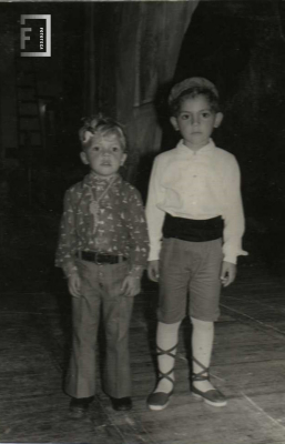Niños con vestimenta para fiesta escolar 
