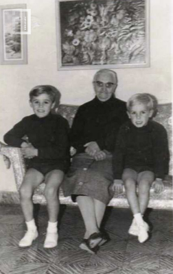 Abuela junto a sus nietos
