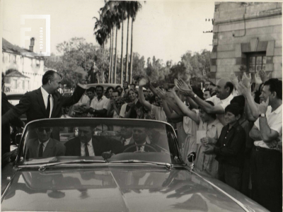 Obreros saludan al Dr. Perette en su visita a La Emilia