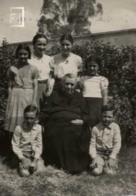 Doña Emilia B de Cordova junto a sus nietos