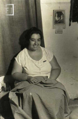 Señora zurciendo