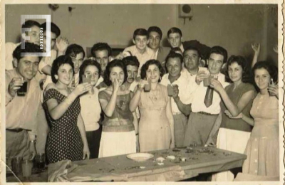 Jóvenes brindando en despedida 