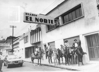 Jinetes del Centro Tradicionalista frente al Diario //El Norte// (al fondo: Cine //El Águila//)