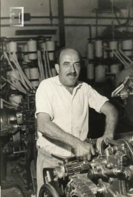 Juan Fazeuilhe en la sección peinado - Fábrica textil La Emilia