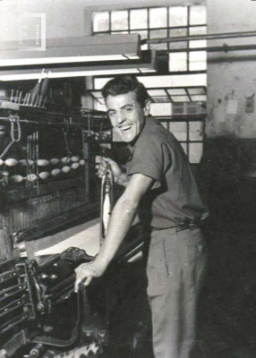 Trabajador junto a su máquina