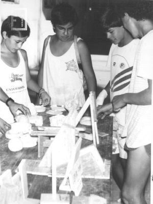 Niños y maquetas 
