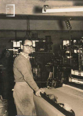 Trabajador junto a su máquina