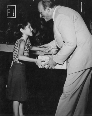 Concurso de manchas - Niña recibe premio 