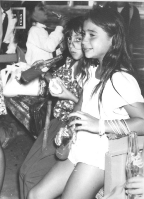 Niñas tomando gaseosas