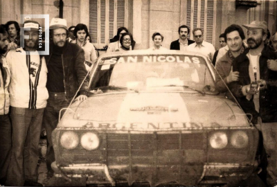 Corredores junto al Peugeot 504  TN - Rally Vuelta a la América del Sud 