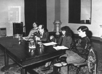 Alberto Lagunas, escritor, disertando sobre la Nueva Narrativa en San Nicolás