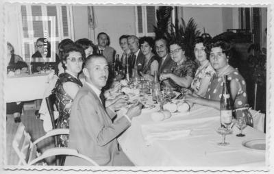 Encuentro por 25 años egresados de Maestro Normal 1957. Patio de la Escuela Normal