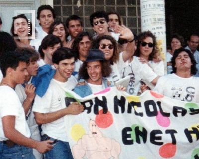 Grupo alumnos  6to. Construcciones  en puerta de escuela ENET N1
