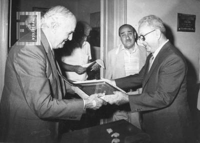 Juan José Lascialandare, Presidente de la Federación de Comercio e Industria, entraga plaqueta a Francisco Filipán