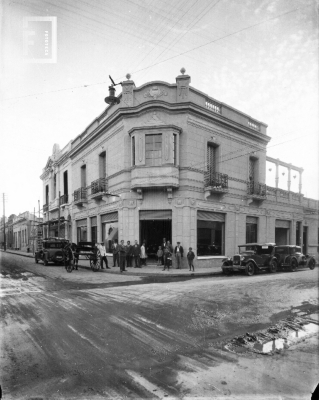 Esquina de Nación y San Martín (entonces venta de automóviles, hoy tienda  "Tienda Gato Negro"