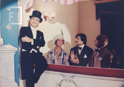 Victor Laplace como FLOP sobre escenario del Teatro San Nicolás con extras Miguel Elena , Mauricio Báez.
