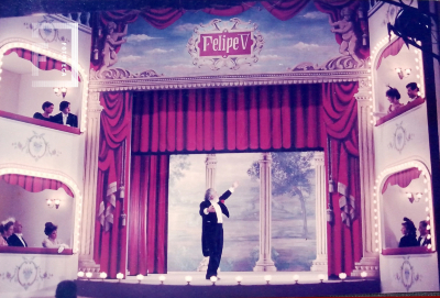 Telón pintado sobre escenario del Teatro Municipal San Nicolás 
