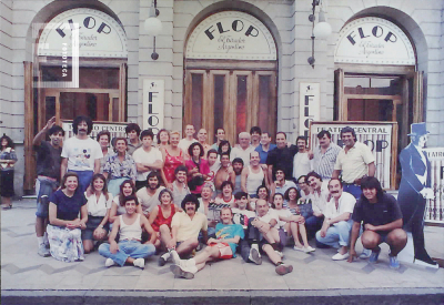 Foto frente al Teatro Municipal San Nicolás , equipo completo de película FLOP EL TIRADOR ARGENTINO
