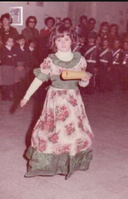 Alumna Colegio Misericordia representado a Merceditas (lectura de máximas de San Martín) en acto escolar