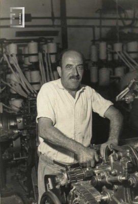 Juan Fazeuilhe en la sección peinado - Fábrica textil La Emilia