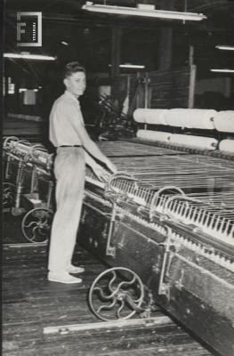 Joven junto a su máquina - Fábrica textil