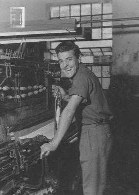 Trabajador junto a su máquina
