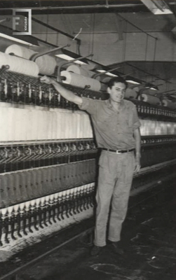  Joven junto a su máquina - Fábrica textil