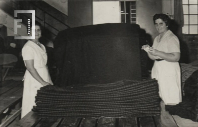 Doña Anita B. de Barbaro y compañera - Fábrica Textil La Emilia
