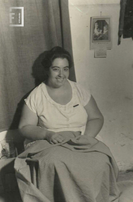 Sra de Abeledo zurciendo - Fábrica textil La Emilia 