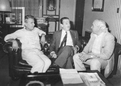 Ángel Difonso y Juan Lascialandare, de la Federación de Comercio, con Haroldo Zuelgaray, en Diario //El Norte//