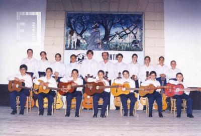 David Paganini, profesor de guitarra del Centro Tradicionalista, con sus alumnos